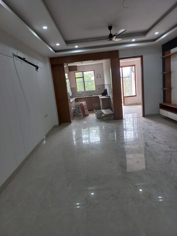 Parking in 3 BHK Builder Floor at Fidato Honour Homes, Sector 89 – for Sale