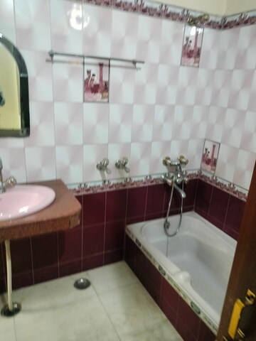 Kitchen in 3 BHK Builder Floor at Gomti Nagar – for Rent