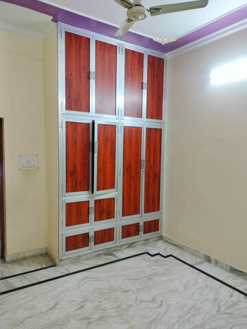 Room in 3 BHK Builder Floor at Gomti Nagar – for Rent