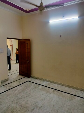 Room in 3 BHK Builder Floor at Gomti Nagar – for Rent