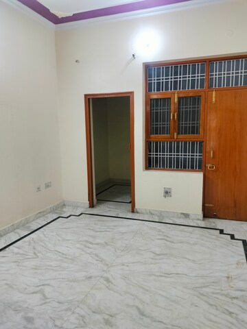 Room in 3 BHK Builder Floor at Gomti Nagar – for Rent