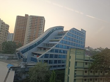  Office Space For Rent in Express Zone, Malad East