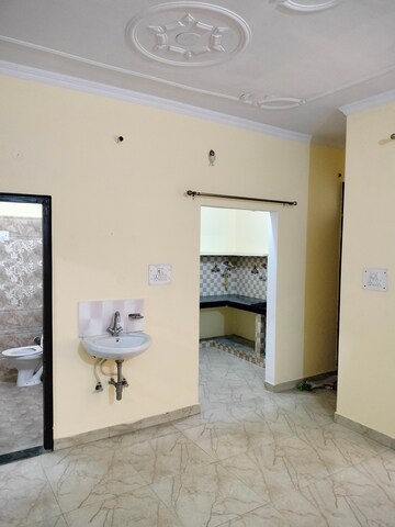Room in 2 BHK Builder Floor at Gomti Nagar – for Rent