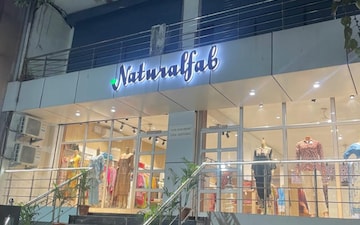 Showroom For Rent in JakhaN-Rajpur Road