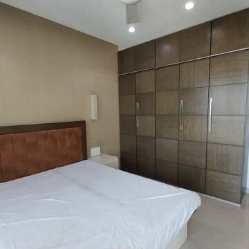 Room in 4 BHK Apartment at Borivali West – for Rent