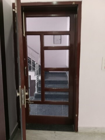 Room in 3 BHK Builder Floor at Sector 18 – for Rent