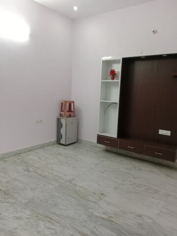 Room in 3 BHK Builder Floor at Sector 18 – for Rent