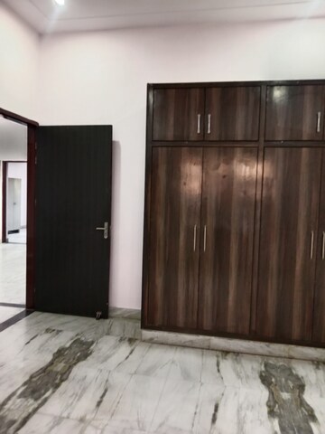 Room in 3 BHK Builder Floor at Sector 18 – for Rent