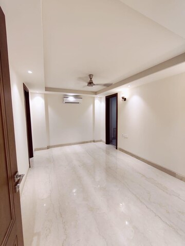 Room in 4 BHK Builder Floor at Hauz Khas – for Rent