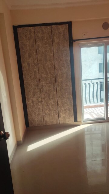 Room in 3 BHK Apartment at Assotech Windsor Court, Sector 78 – for Rent