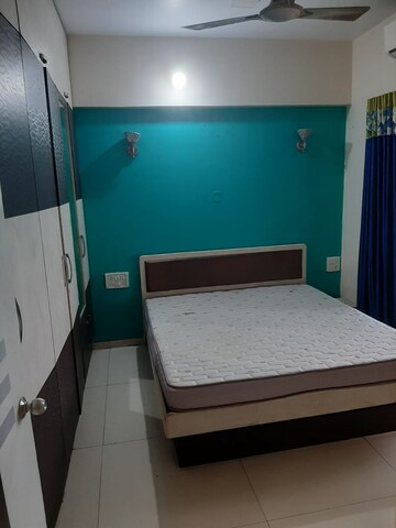 Room in 2 BHK Apartment at Seawoods – for Rent