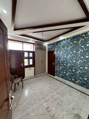 Parking in 3 BHK Builder Floor at Vaishali Sector 5 – for Sale