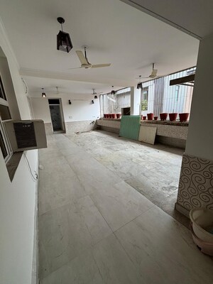 Building Lobby in 6+ BHK Independent House at Shalimar Bagh – for Sale