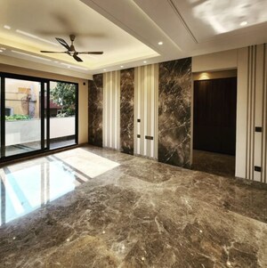 Room in 4 BHK Builder Floor at Shalimar Bagh – for Sale