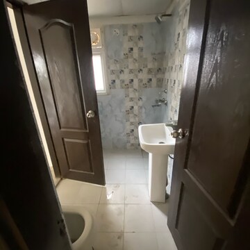 Bathroom in 2.5 BHK Apartment at Aims Golf Avenue I, Sector 75 – for Rent