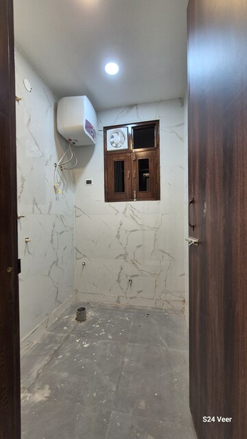 Bathroom in 1.5 BHK Builder Floor at Chhajjupur – for Rent