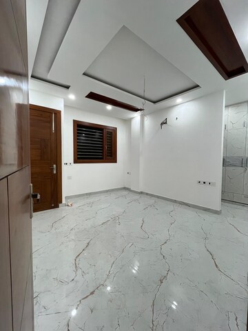 Room in 3 BHK Builder Floor at Sainik Colony – for Sale