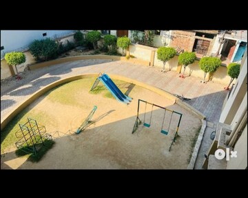 Swimming Pool in 1.5 BHK Apartment at Gomti Nagar – for Rent