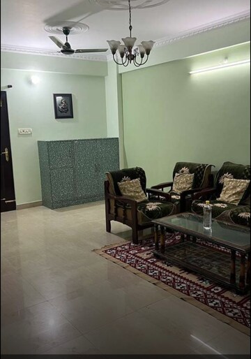 Living Room in 1.5 BHK Apartment at Gomti Nagar – for Rent