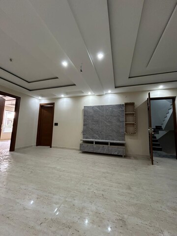 Room in 4 BHK Builder Floor at Sainik Colony – for Sale