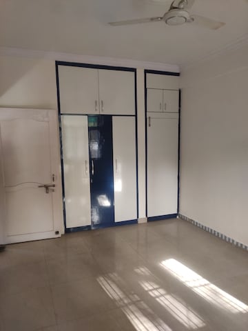 Room in 3 BHK Apartment at Mahanagar – for Rent