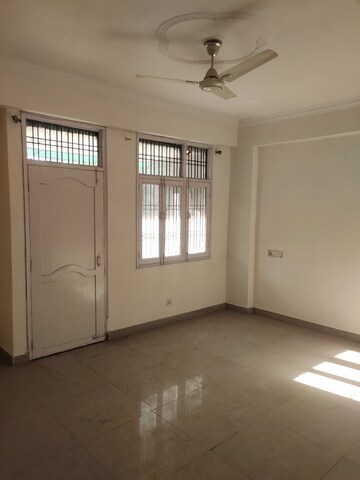Room in 3 BHK Apartment at Mahanagar – for Rent