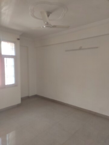 Room in 3 BHK Apartment at Mahanagar – for Rent