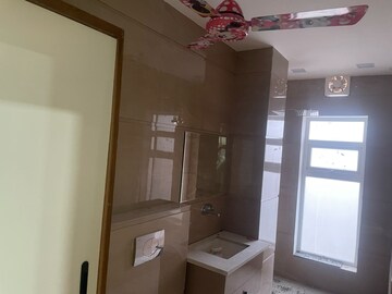 Master Bedroom in 3 BHK Builder Floor at Sector 33 – for Rent