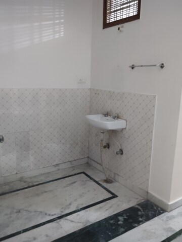 Bathroom in 3 BHK Apartment at Jankipuram – for Rent