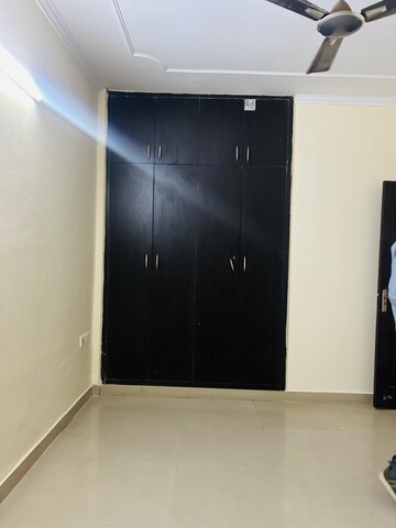 Room in 3.5 BHK Apartment at Gardenia Golf City, Noida Central – for Rent