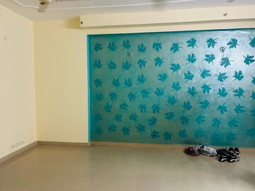 Room in 3.5 BHK Apartment at Gardenia Golf City, Noida Central – for Rent
