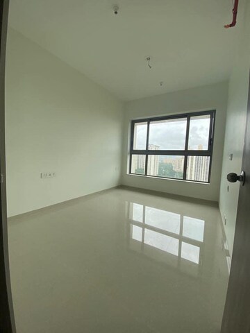 Room in 2 BHK Apartment at Kalpataru Paramount A, Kapur Bawdi – for Rent