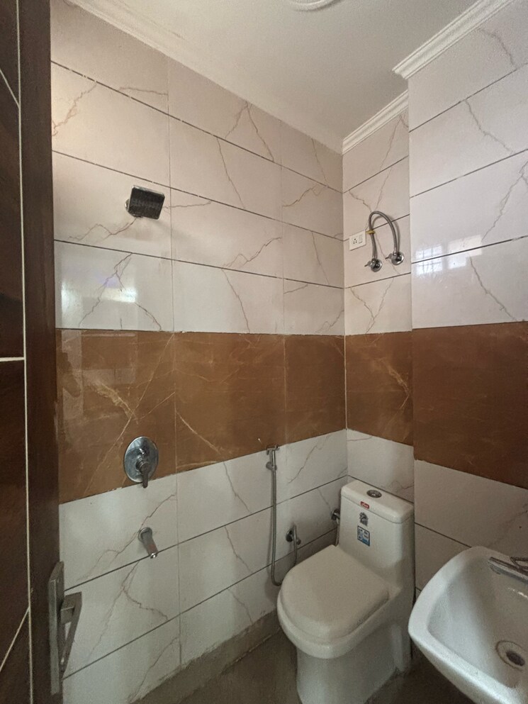 Bathroom, dwarka mor 3 Bedroom 950 Sq.Ft. Builder Floor In Dwarka Mor Delhi 8418889