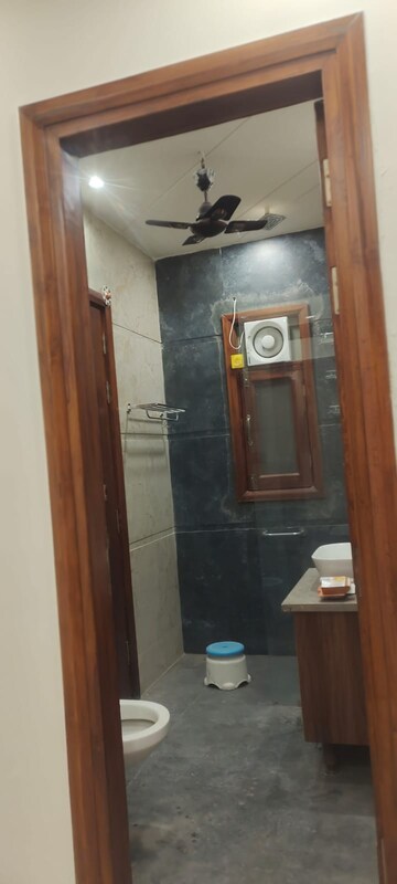 Furnished Amenities in 3.5 BHK Builder Floor at Uttam Nagar West – for Rent