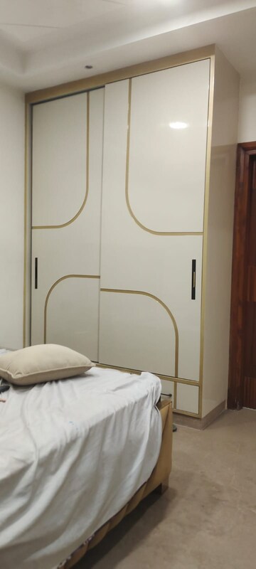 Furnished Amenities in 3.5 BHK Builder Floor at Uttam Nagar West – for Rent