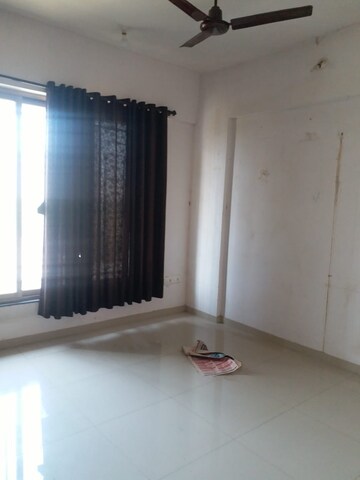 Room in 3 BHK Apartment at Sheth Vasant Athena, Laxmi Nagar – for Rent