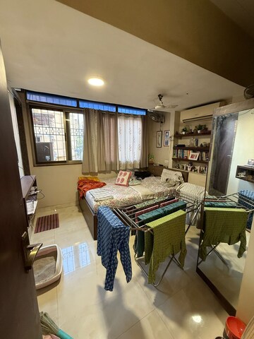 Team Area in 2 BHK Apartment at Khar West – for Rent