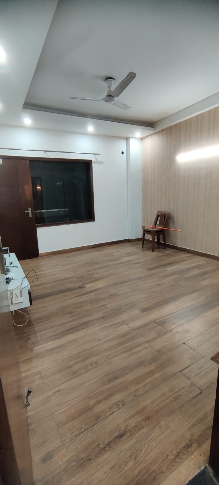  Parking, sector 12a 3 Bedroom 200 Sq.Yd. Builder Floor In Sector 12a Gurgaon 8419135