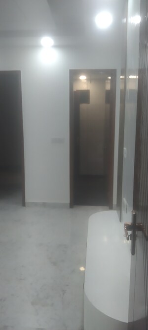 Room in 5 BHK Builder Floor at Deep Vihar – for Sale