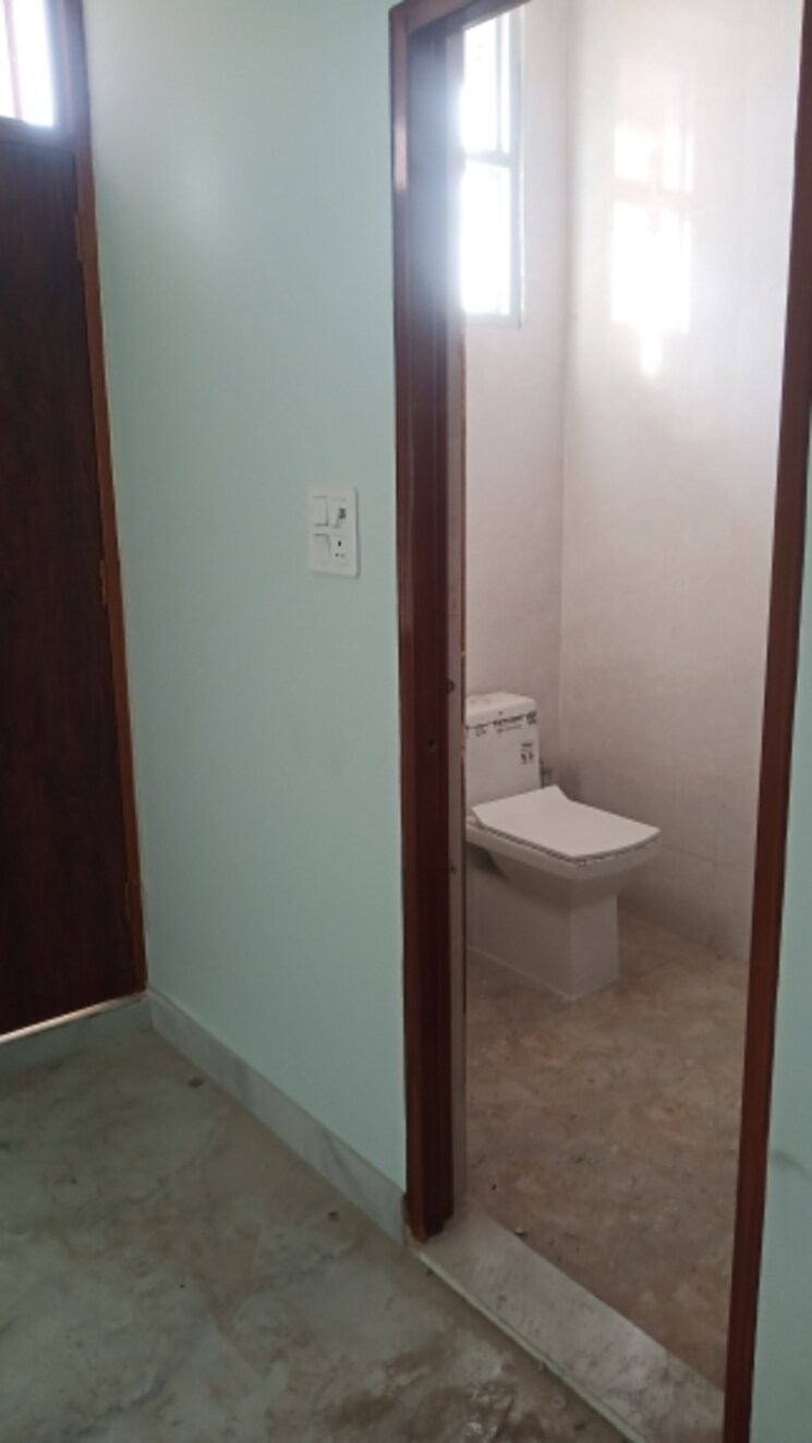 Bathroom, sector 8 dwarka 2 Bedroom 80 Sq.Yd. Builder Floor In Sector 8 Dwarka Delhi 8419194