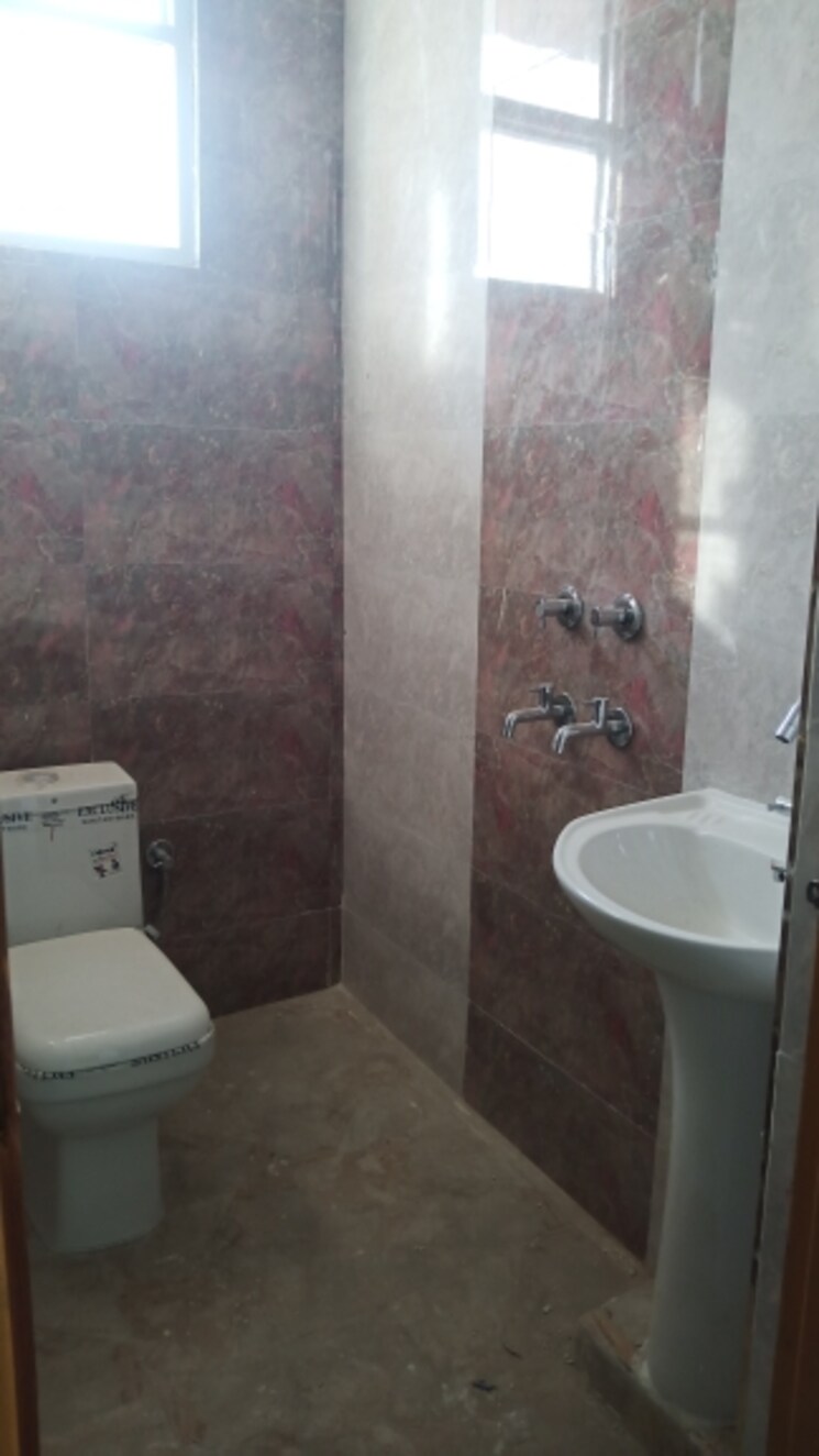 Bathroom, sector 8 dwarka 2 Bedroom 80 Sq.Yd. Builder Floor In Sector 8 Dwarka Delhi 8419194