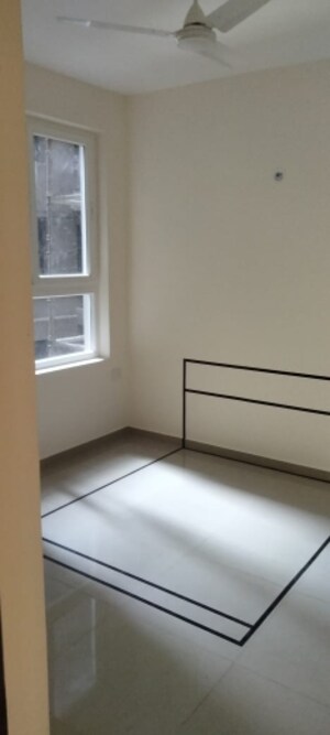 Room in 3.5 BHK Apartment at Omaxe R2, Gomti Nagar – for Sale