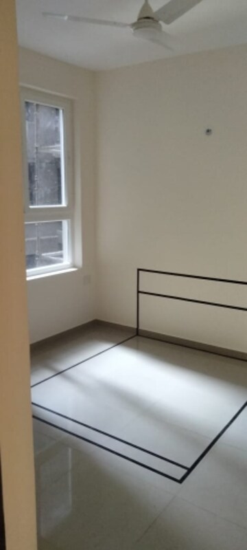 Room in 3.5 BHK Apartment at Omaxe R2, Gomti Nagar – for Sale
