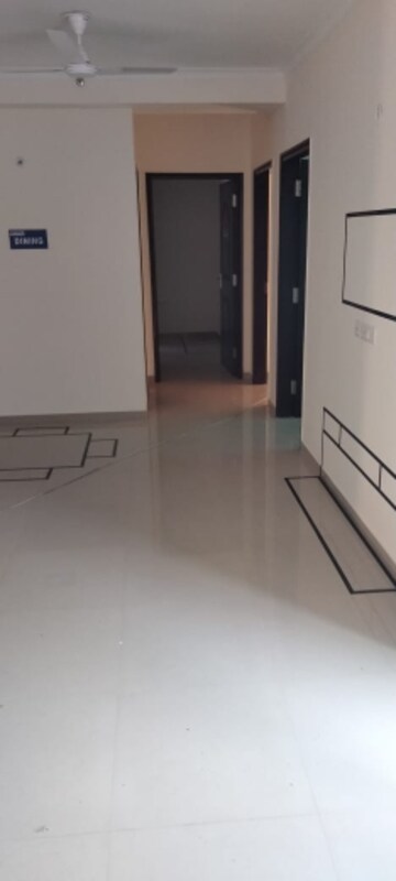 Room in 3.5 BHK Apartment at Omaxe R2, Gomti Nagar – for Sale
