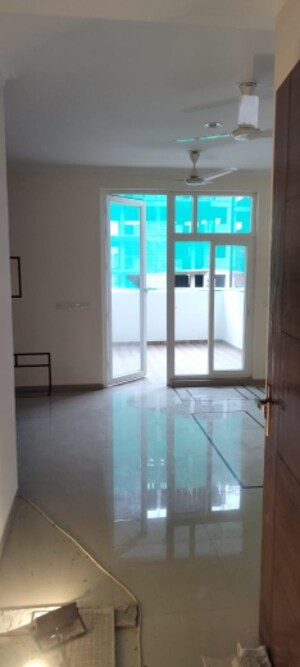 Room in 3.5 BHK Apartment at Omaxe R2, Gomti Nagar – for Sale