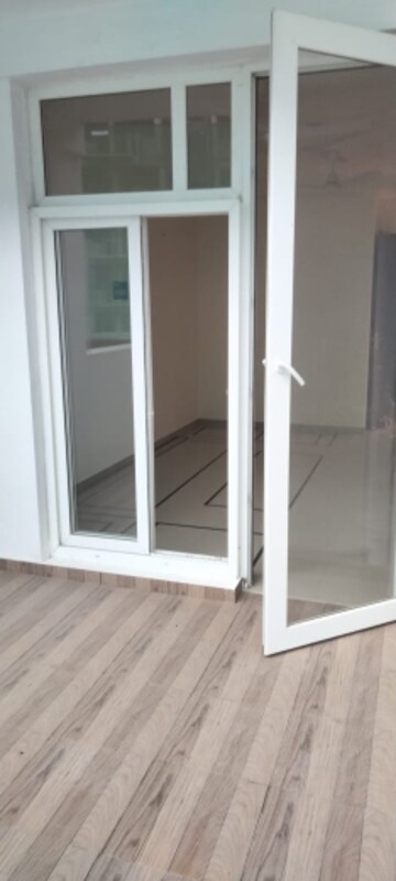 Building Lobby in 3.5 BHK Apartment at Omaxe R2, Gomti Nagar – for Sale