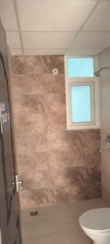 Room in 3.5 BHK Apartment at Omaxe R2, Gomti Nagar – for Sale
