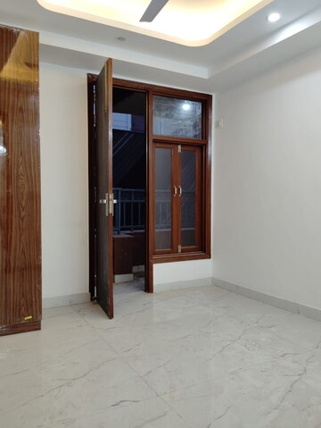 Room in 1 BHK Builder Floor at Paryavaran Complex – for Rent