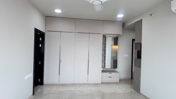 Room in 3 BHK Apartment at Oberoi Maxima, Andheri East – for Rent