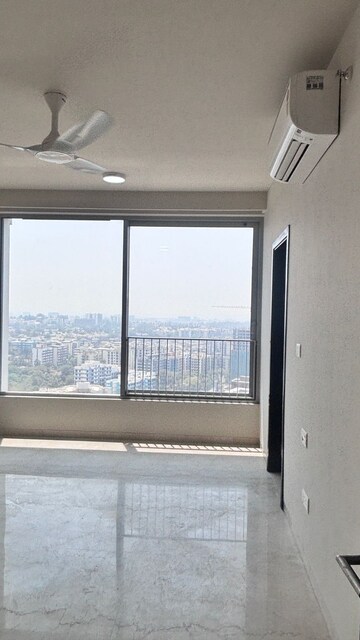 Room in 3 BHK Apartment at Oberoi Maxima, Andheri East – for Rent